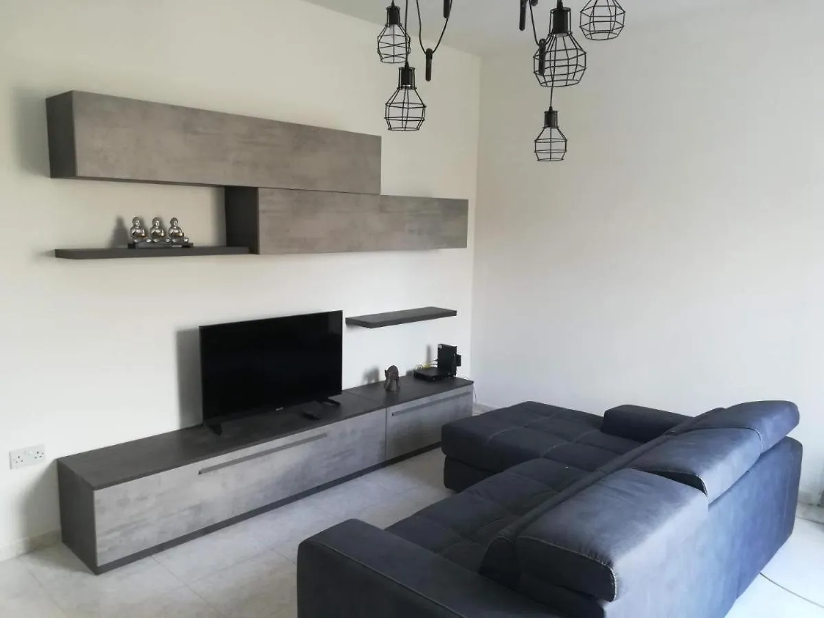 Large 3 Bedroom Apartment Pembroke