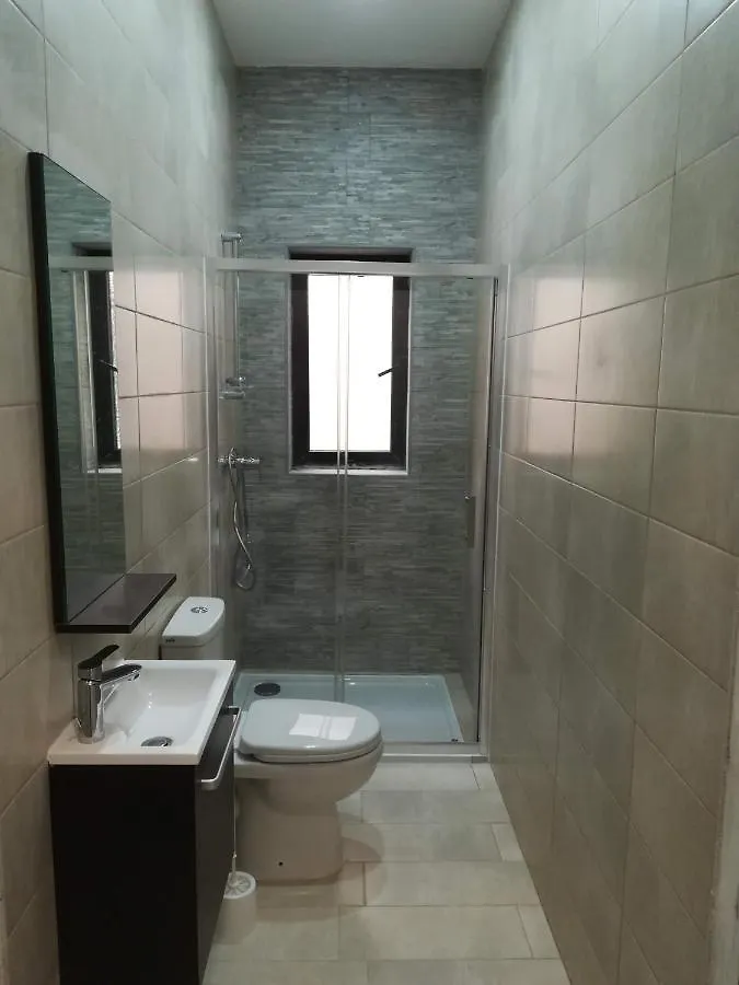 Large 3 Bedroom Apartment Pembroke 0*,